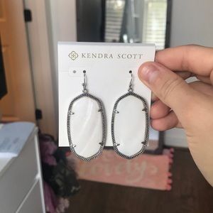 KENDRA SCOTT Danielle Silver Drop in White Pearl